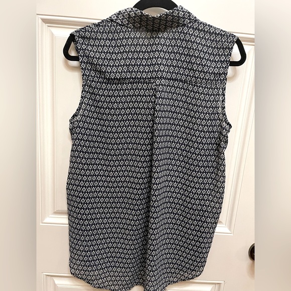 🦋 2 / $27. 🦋 H&M Size 8 collared, button down sleeveless navy and cream shirt. - Picture 2 of 6